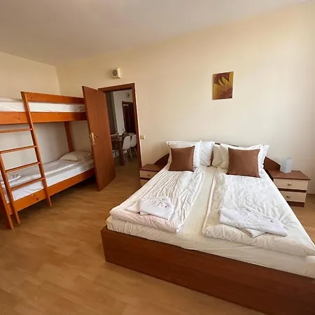 דירה For 6 In Flora Main Building - Prime Location!