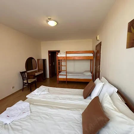 For 6 In Flora Main Building - Prime Location! דירה *