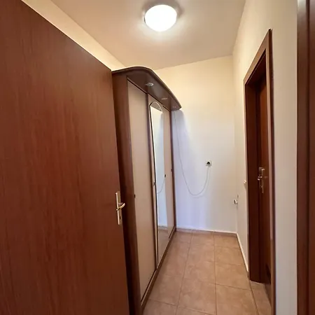 For 6 In Flora Main Building - Prime Location! דירה בורובץ