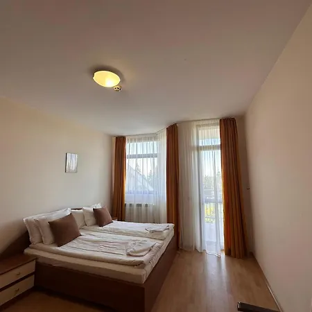 For 6 In Flora Main Building - Prime Location! Apartament