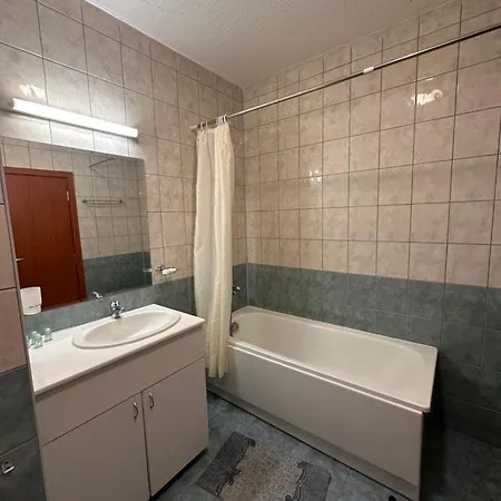 דירה For 6 In Flora Main Building - Prime Location!