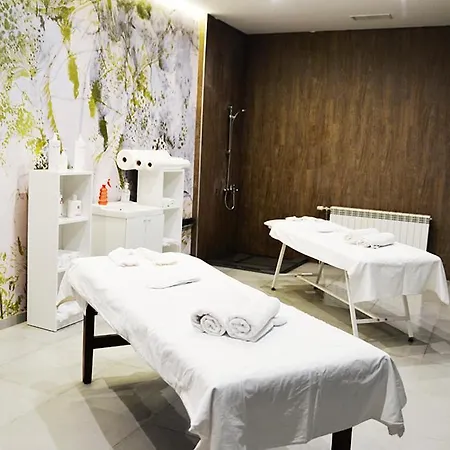 דירה For 6 In Flora Main Building - Prime Location! *