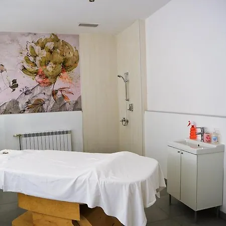 For 6 In Flora Main Building - Prime Location! Apartament