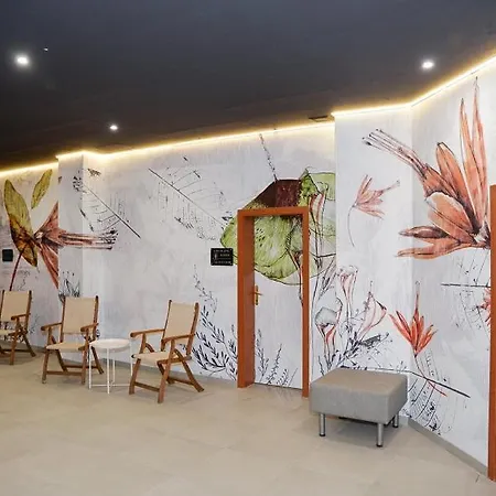 For 6 In Flora Main Building - Prime Location! בורובץ