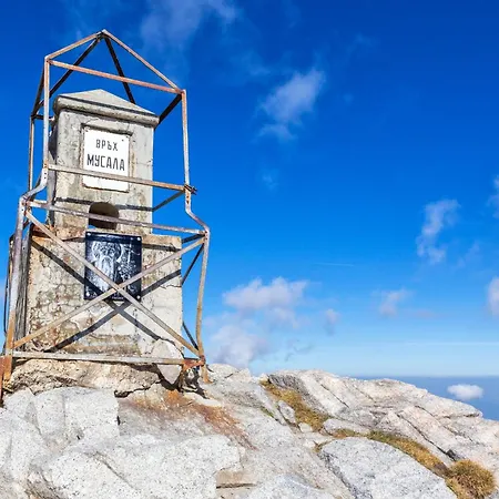 For 6 In Flora Main Building - Prime Location!