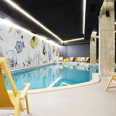 For 6 In Flora Main Building - Prime Location! Апартаменты *