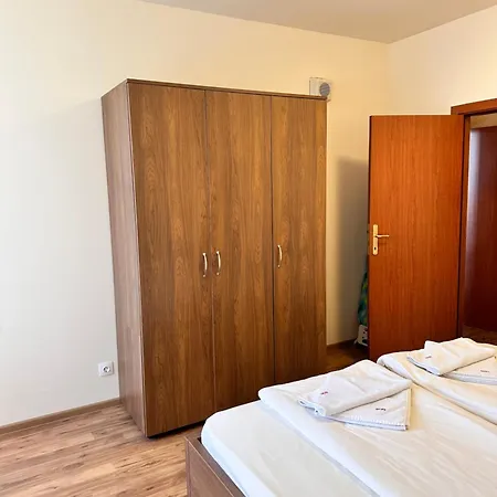דירה For 6 In Flora Main Building - Prime Location!