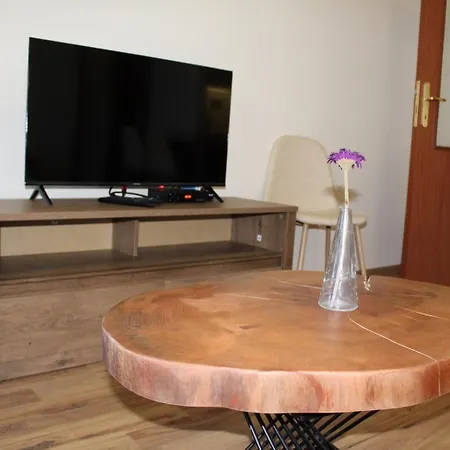 For 6 In Flora Main Building - Prime Location! Apartament *