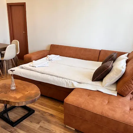 For 6 In Flora Main Building - Prime Location! דירה