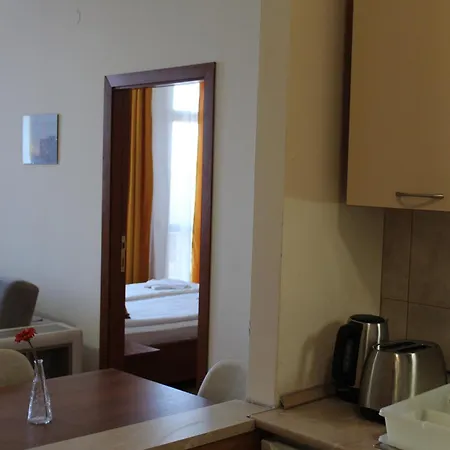 For 6 In Flora Main Building - Prime Location! דירה *