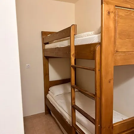 For 6 In Flora Main Building - Prime Location!