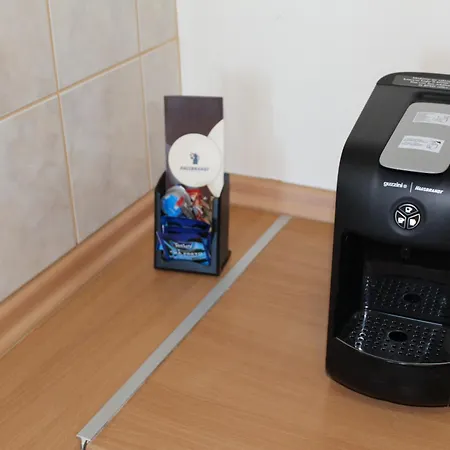 For 6 In Flora Main Building - Prime Location! * בורובץ