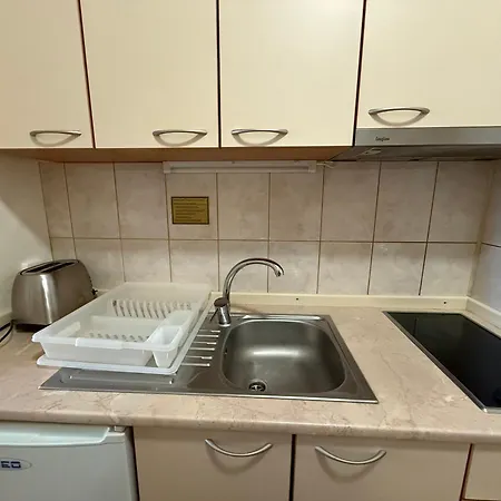 For 6 In Flora Main Building - Prime Location! Daire *