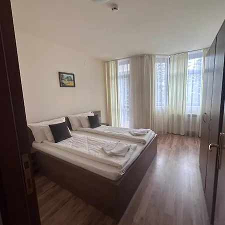 For 6 In Flora Main Building - Prime Location! Апартаменты Боровец