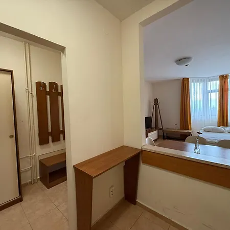 For 6 In Flora Main Building - Prime Location!