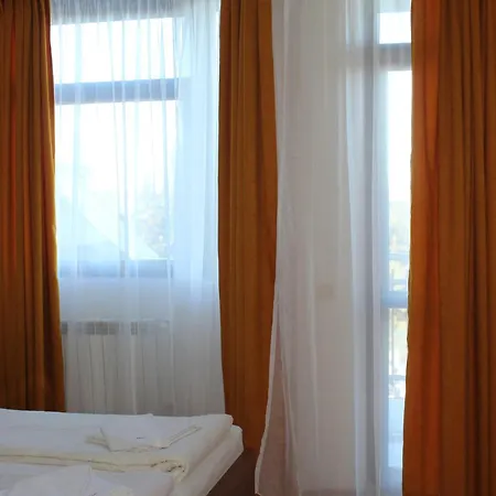 For 6 In Flora Main Building - Prime Location! Апартаменты