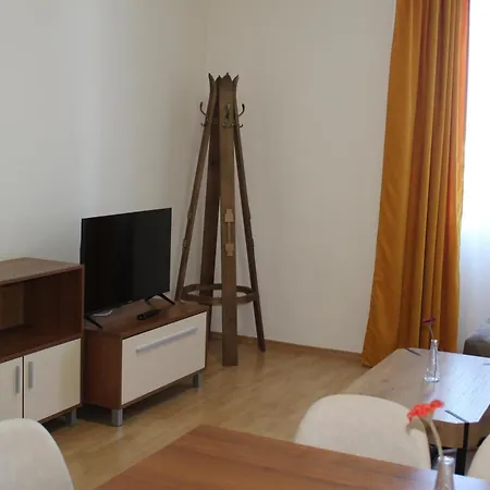 דירה For 6 In Flora Main Building - Prime Location!