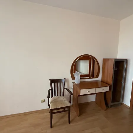 For 6 In Flora Main Building - Prime Location! Daire *