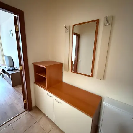 For 6 In Flora Main Building - Prime Location! דירה