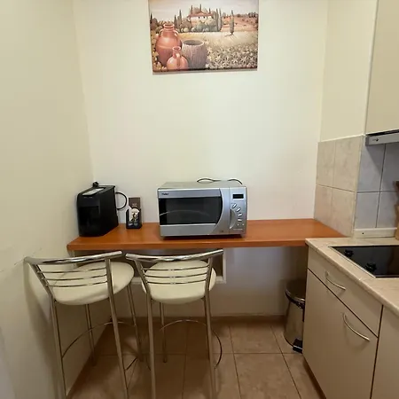 For 6 In Flora Main Building - Prime Location! Daire *