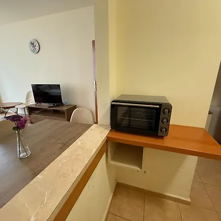 For 6 In Flora Main Building - Prime Location! *