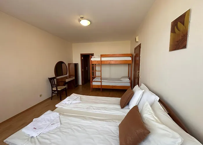 For 6 In Flora Main Building - Prime Location! Apartment *