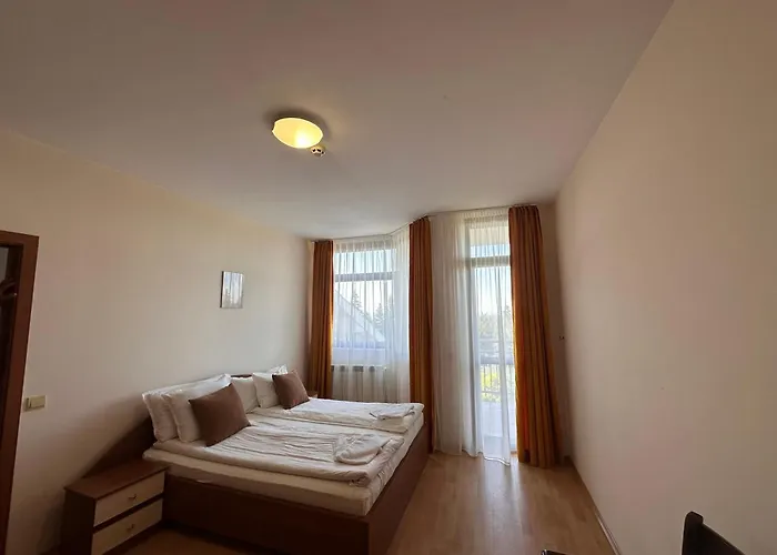 For 6 In Flora Main Building - Prime Location! Apartment