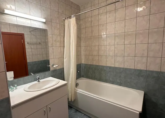 Apartment For 6 In Flora Main Building - Prime Location!