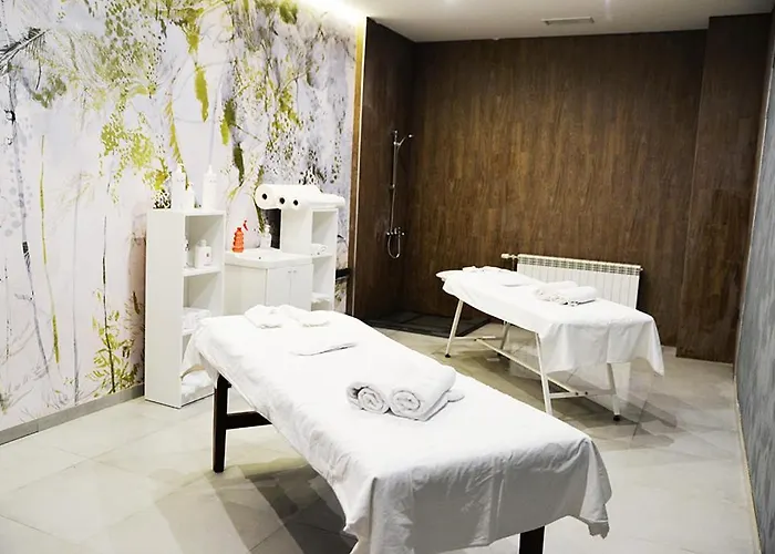 Appartement For 6 In Flora Main Building - Prime Location! *