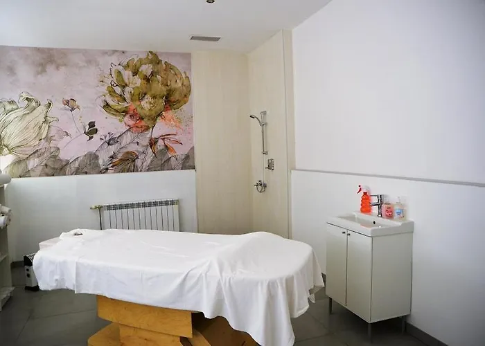 For 6 In Flora Main Building - Prime Location! Apartment