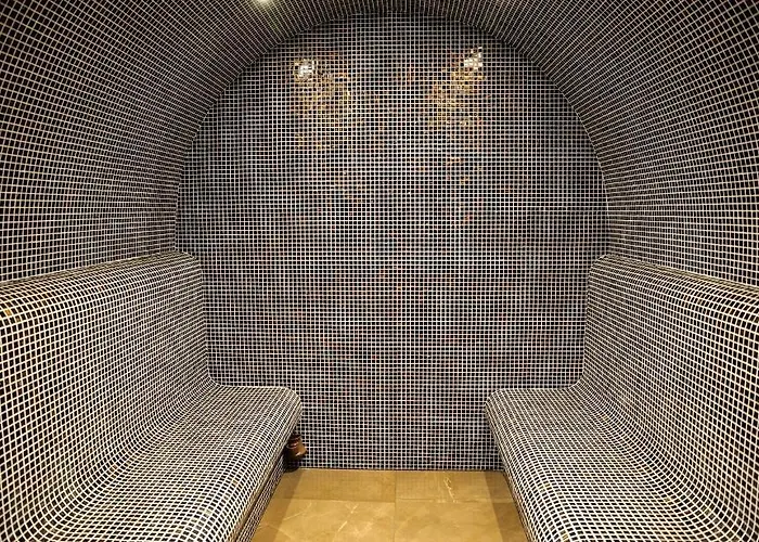 Apartment For 6 In Flora Main Building - Prime Location!