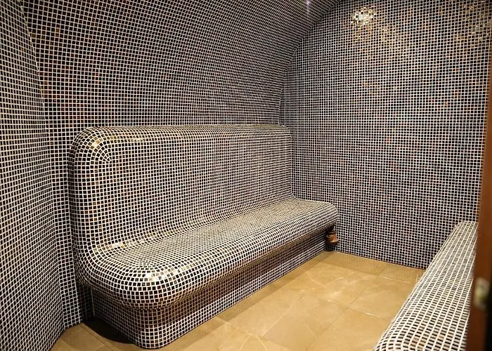 For 6 In Flora Main Building - Prime Location! Apartment *