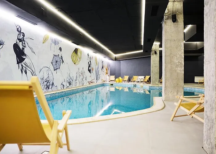 For 6 In Flora Main Building - Prime Location! Appartement *