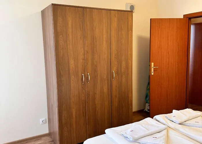 Apartment For 6 In Flora Main Building - Prime Location!