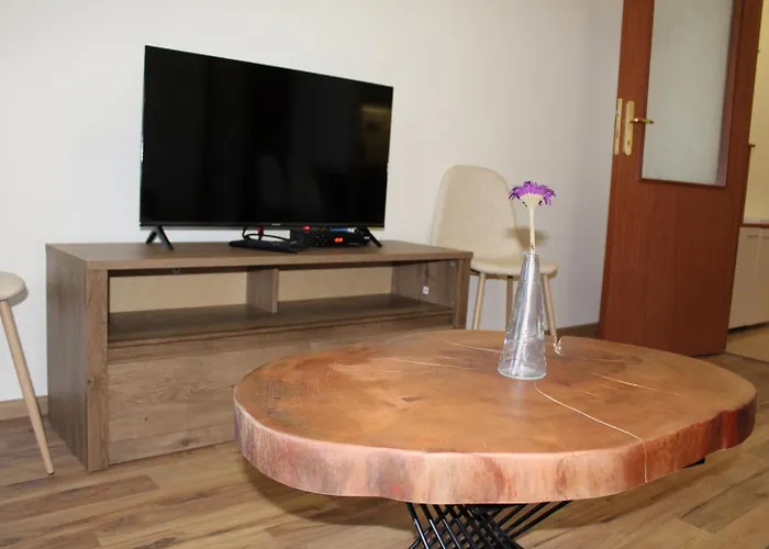 For 6 In Flora Main Building - Prime Location! Appartement *