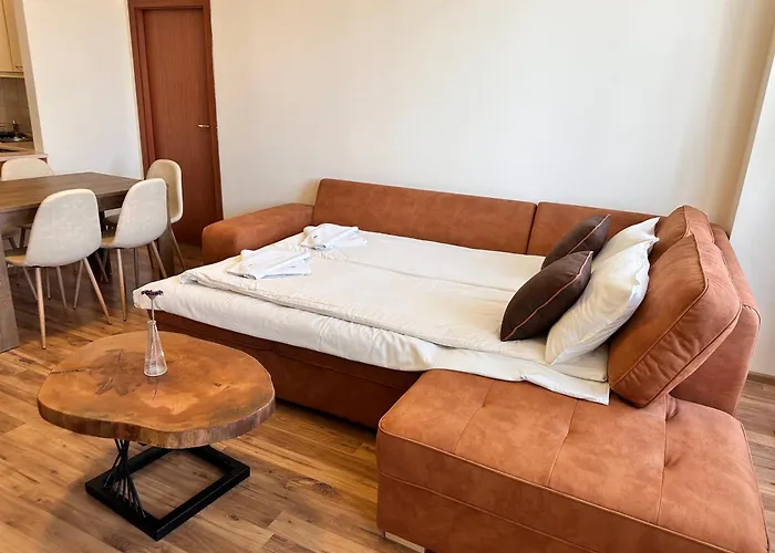 For 6 In Flora Main Building - Prime Location! Appartement