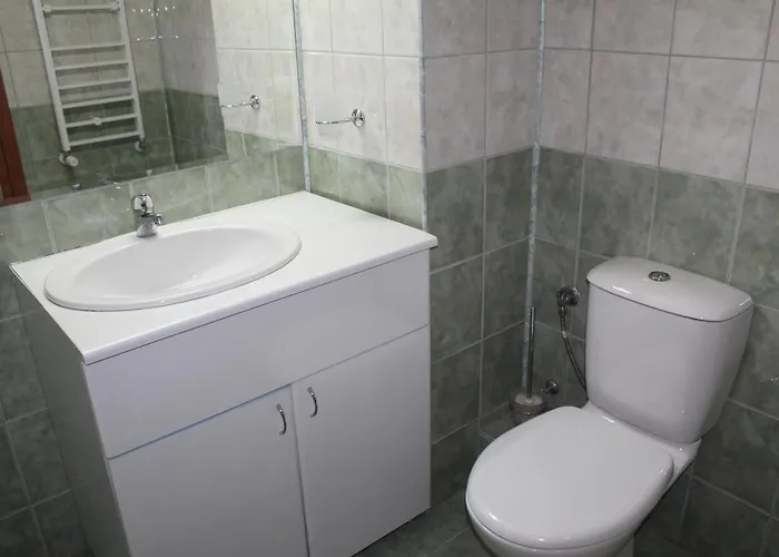 For 6 In Flora Main Building - Prime Location! Apartment *