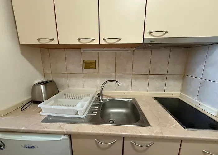 For 6 In Flora Main Building - Prime Location! Apartment *