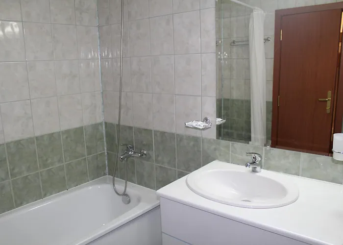 Apartment For 6 In Flora Main Building - Prime Location! *