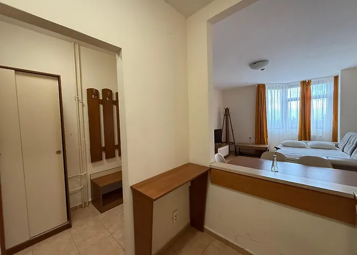 For 6 In Flora Main Building - Prime Location!