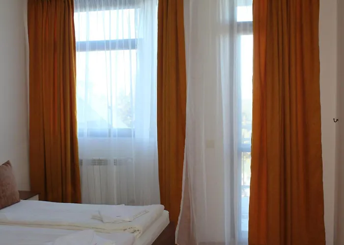 For 6 In Flora Main Building - Prime Location! Apartment