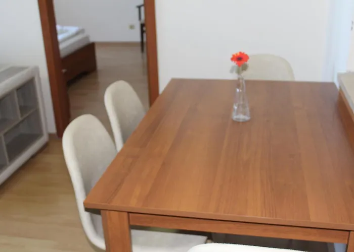 For 6 In Flora Main Building - Prime Location! Apartment *