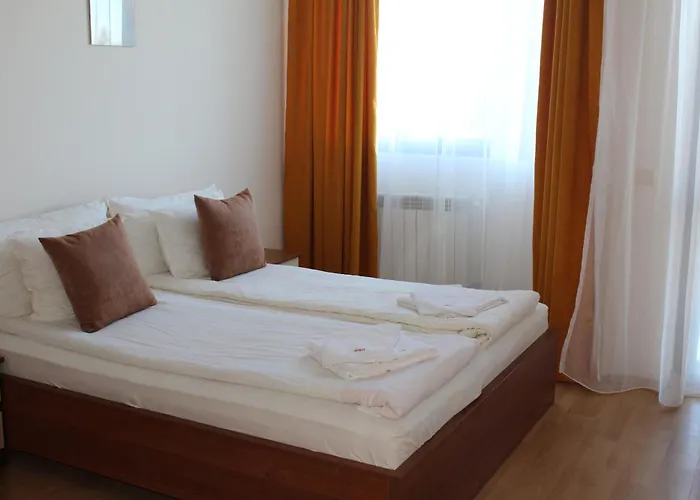 For 6 In Flora Main Building - Prime Location! Apartment