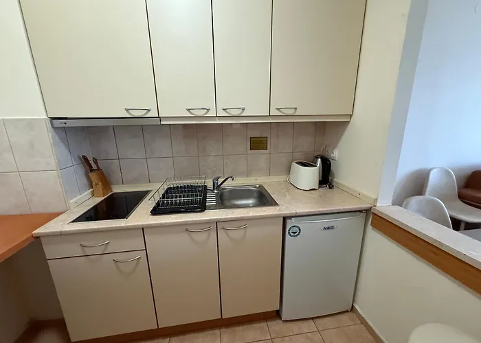 Apartment For 6 In Flora Main Building - Prime Location!